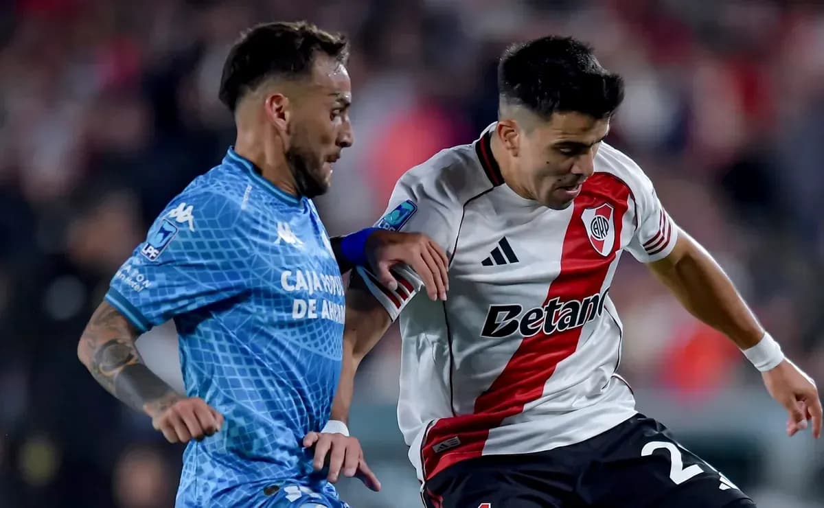 Jugadores de Atlético Tucumán y River Plate en acción Jugadores de Atlético Tucumán y River Plate en acción