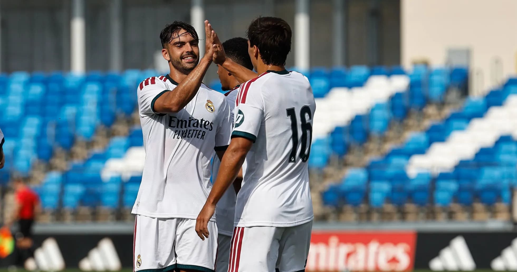 Jugadores de Real Madrid celebrando un gol Jugadores de Real Madrid celebrando un gol