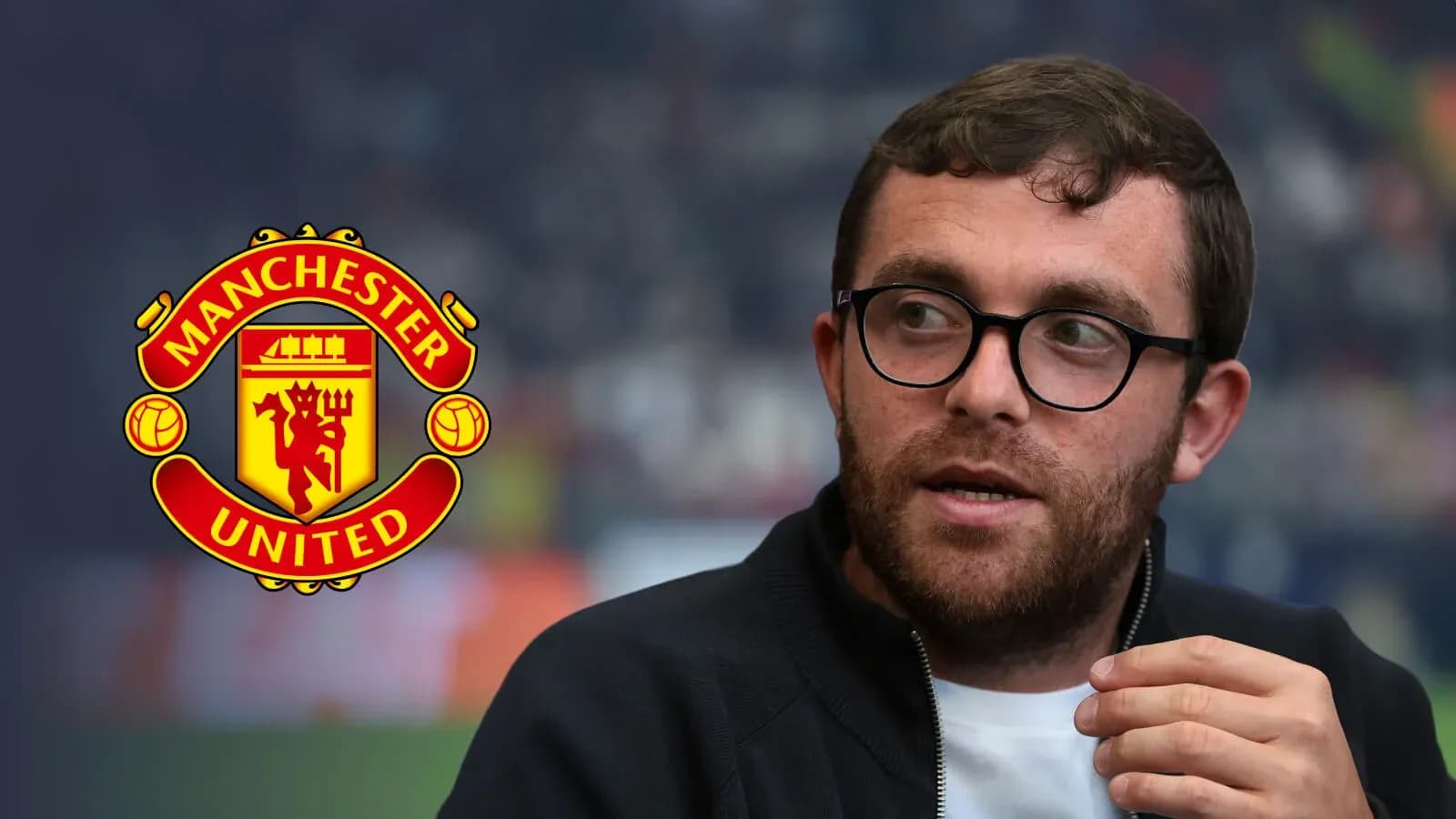 Hombre hablando con el logo de Manchester United Hombre hablando con el logo de Manchester United