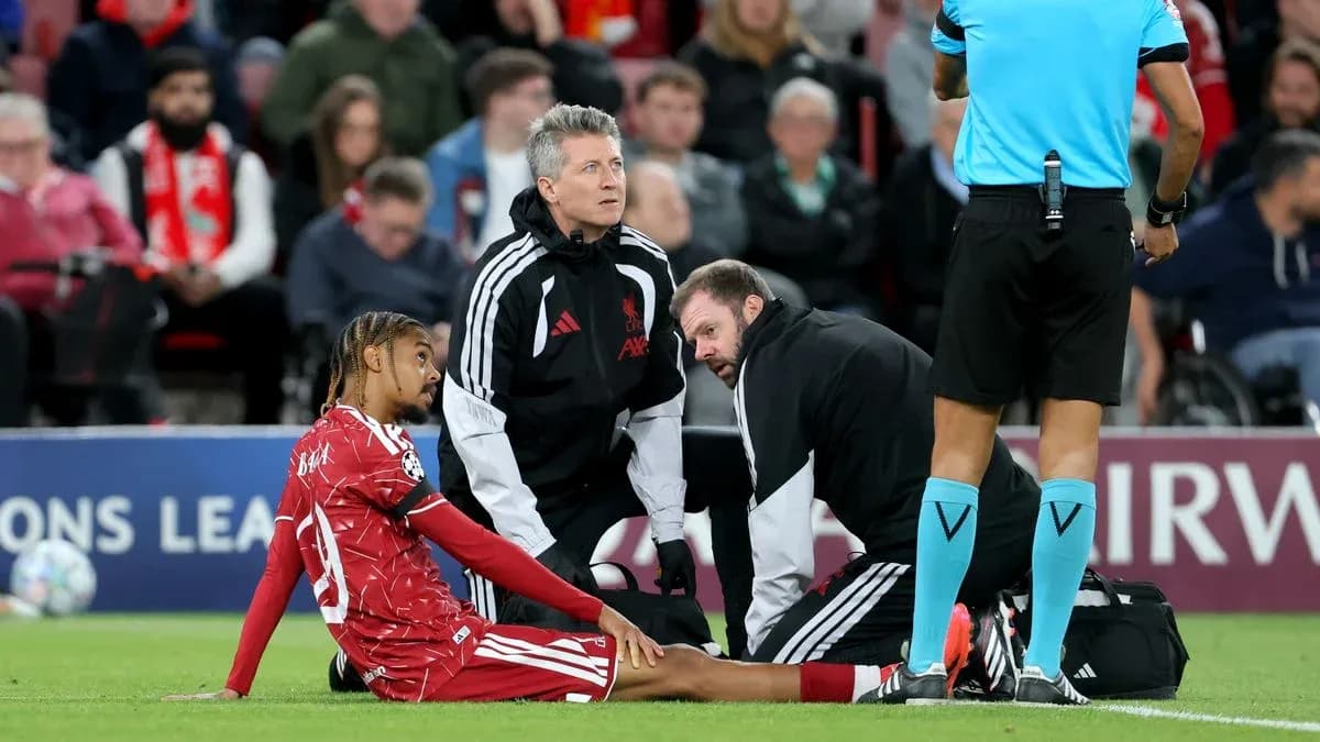 Jugador de Liverpool recibiendo atención médica en el campo Jugador de Liverpool recibiendo atención médica en el campo