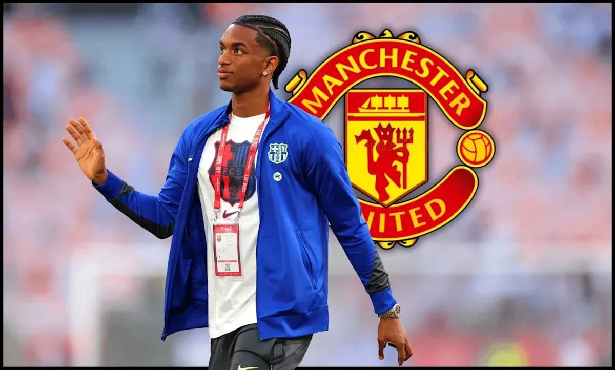 Jugador saludando con el logo de Manchester United detrás Jugador saludando con el logo de Manchester United detrás