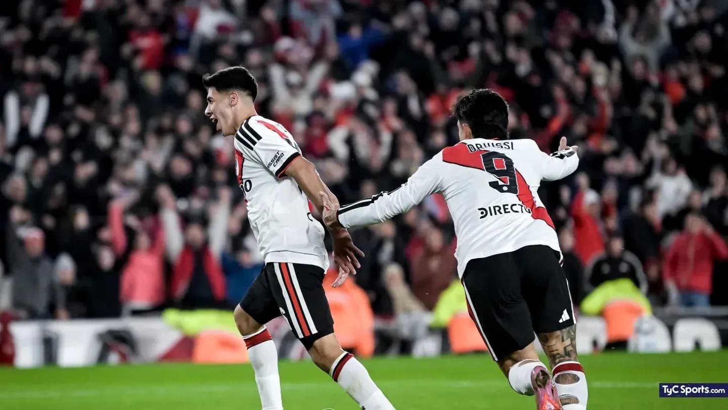 Jugadores de River Plate celebrando un gol Jugadores de River Plate celebrando un gol