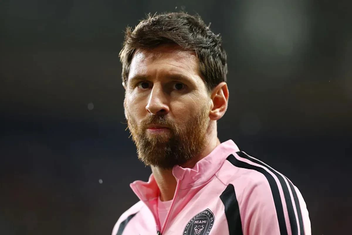 Jugador en uniforme rosa de Inter Miami en el campo Jugador en uniforme rosa de Inter Miami en el campo