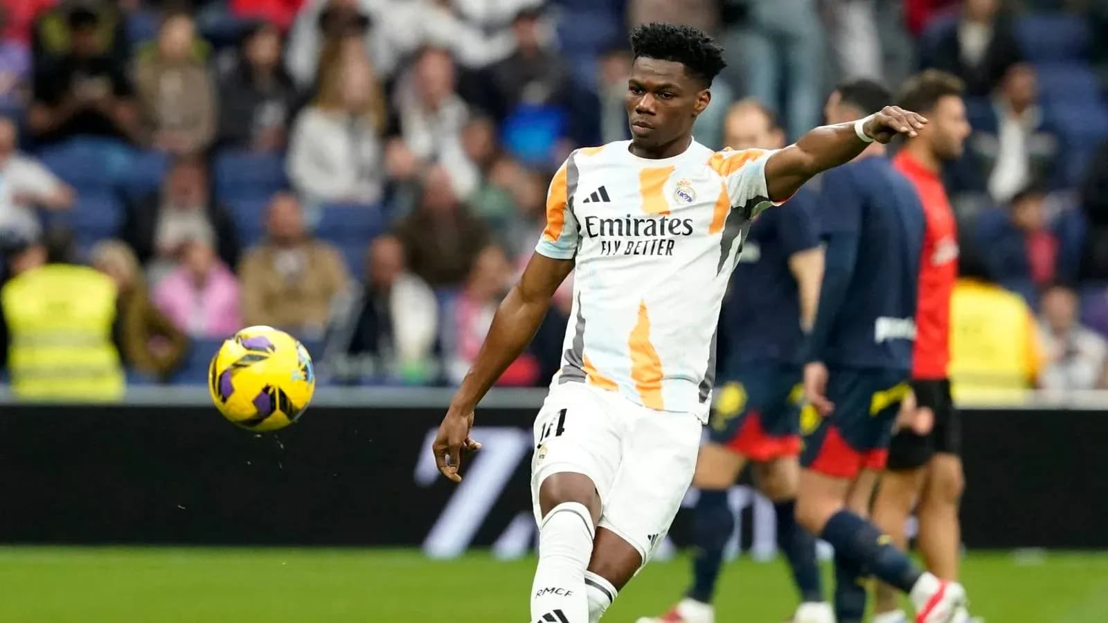 Jugador de Real Madrid lanzando el balón en el campo Jugador de Real Madrid lanzando el balón en el campo