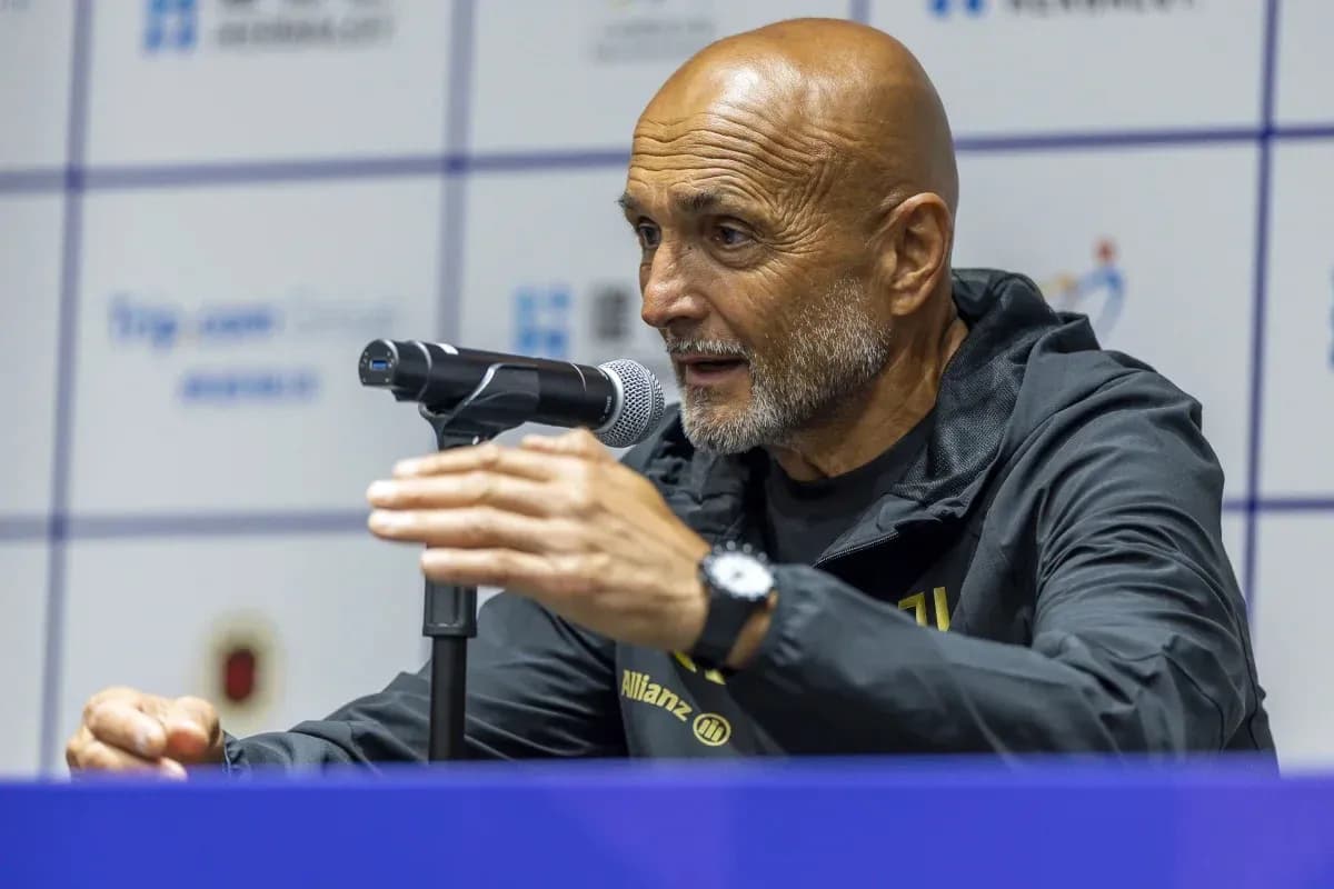 Entrenador hablando en rueda de prensa Entrenador hablando en rueda de prensa