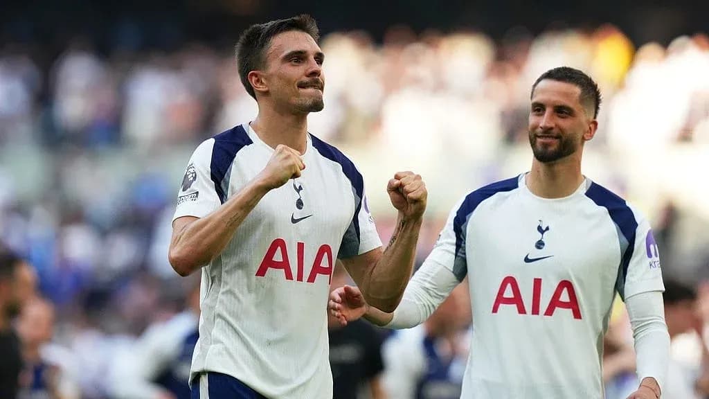 Jugadores de Tottenham celebrando una victoria Jugadores de Tottenham celebrando una victoria