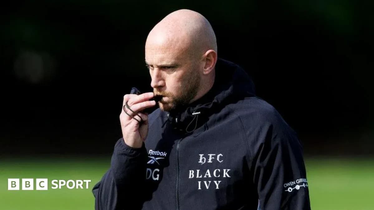 Entrenador con silbato en sesión de entrenamiento Entrenador con silbato en sesión de entrenamiento