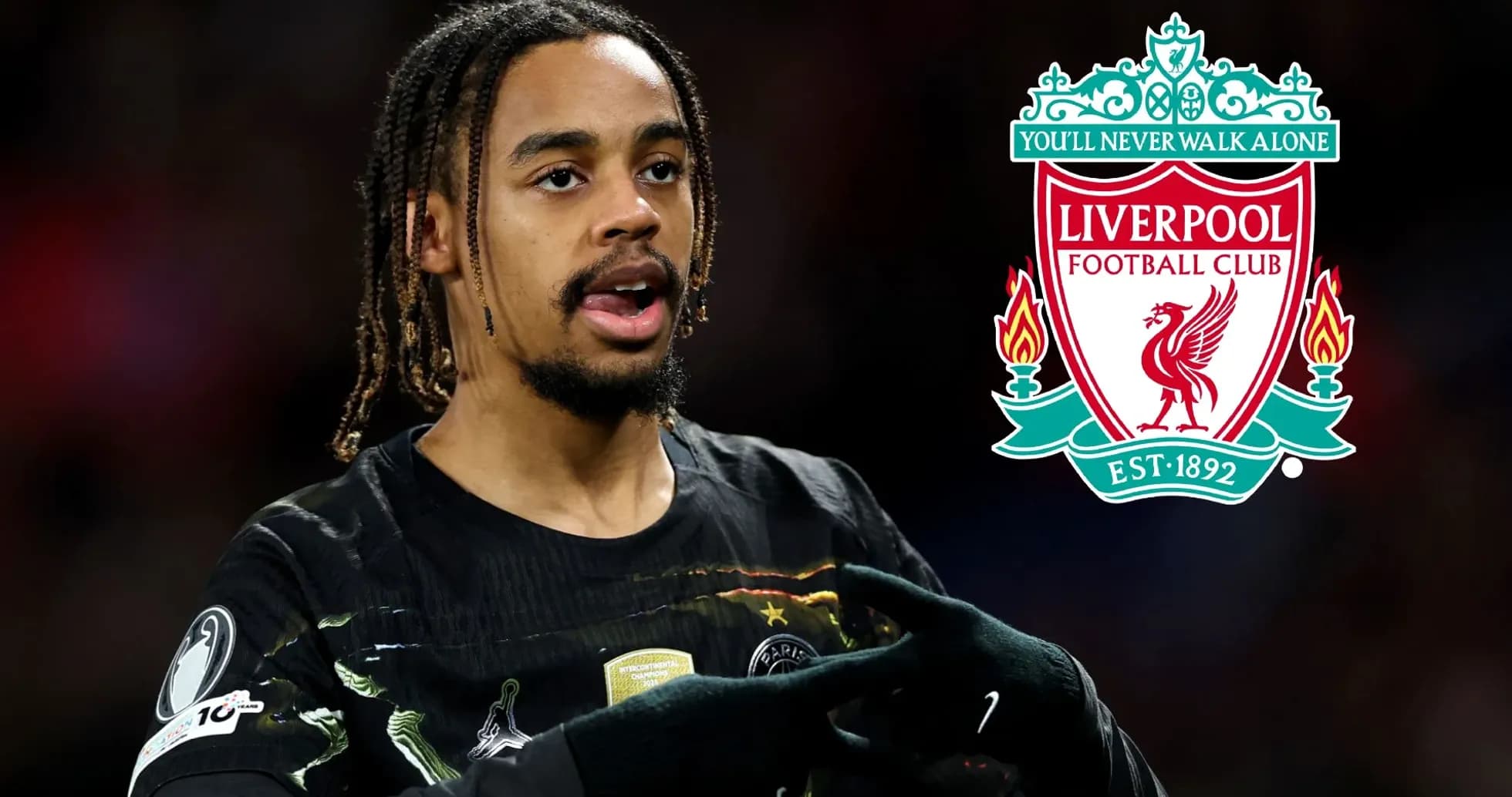 Jugador señalando el escudo de Liverpool FC Jugador señalando el escudo de Liverpool FC