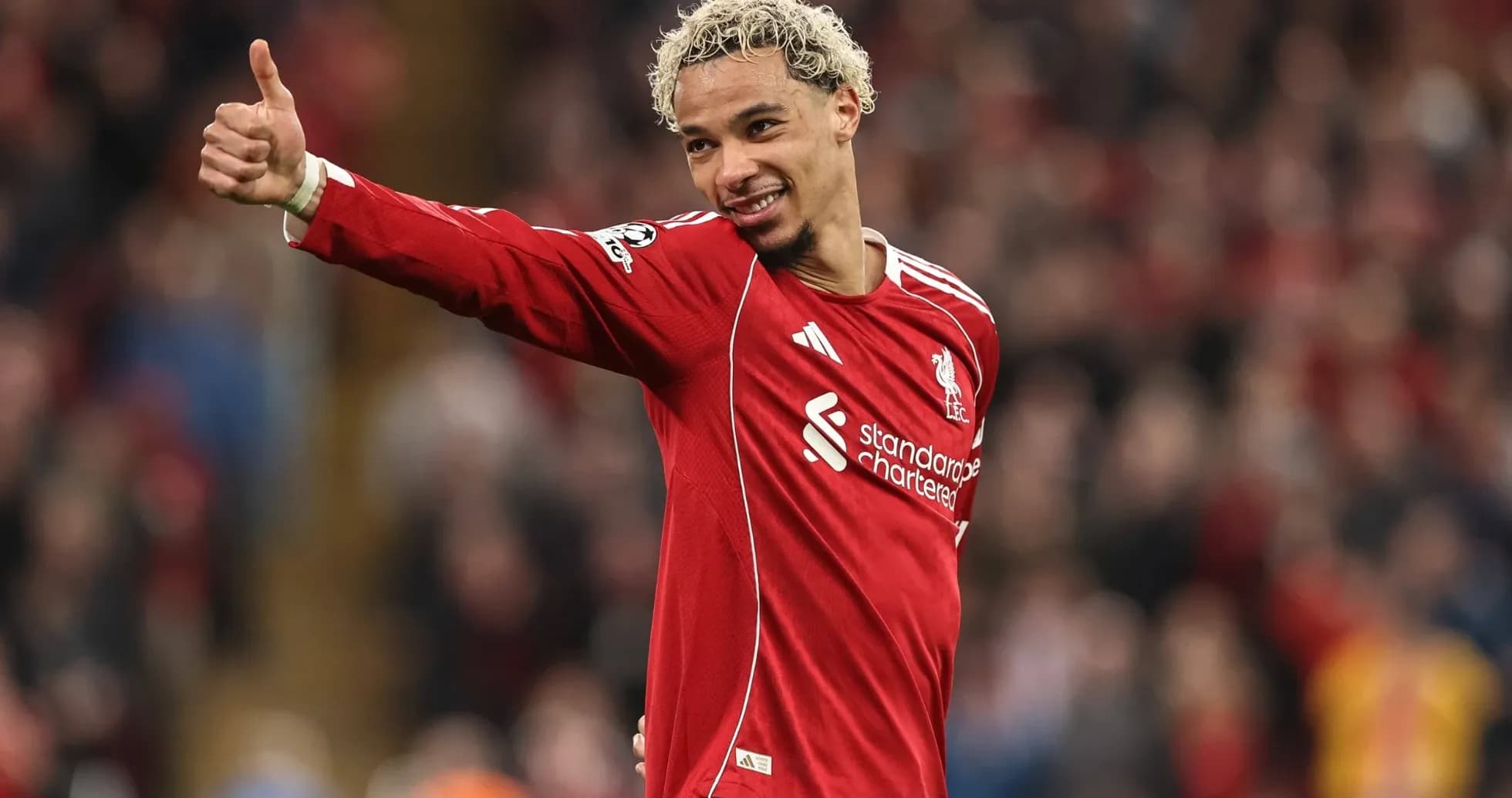 Jugador de Liverpool sonriendo y levantando el pulgar Jugador de Liverpool sonriendo y levantando el pulgar