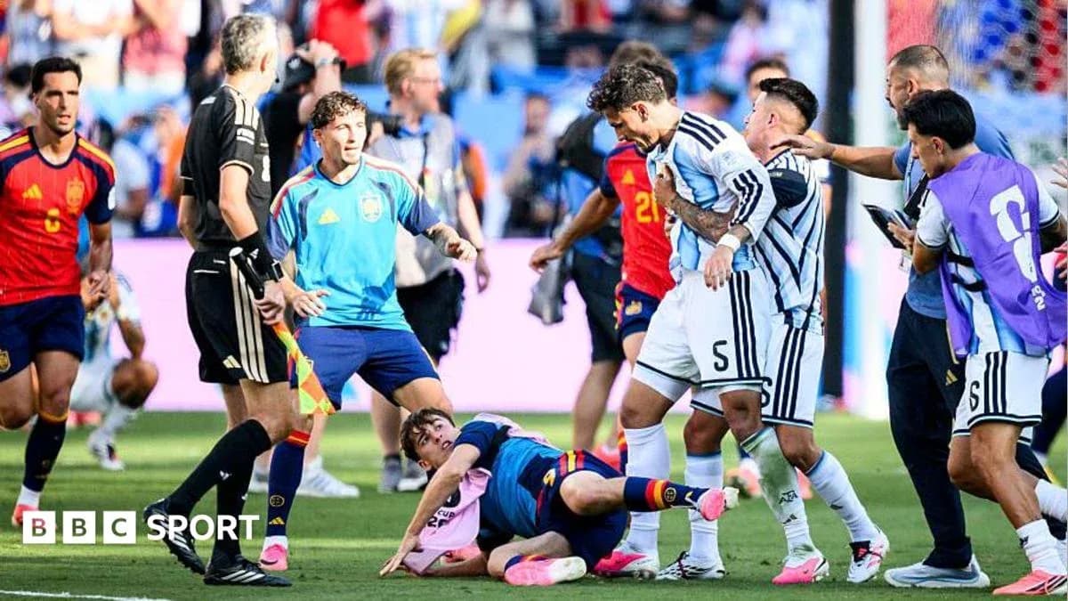 Jugadores de Argentina y España en conflicto durante el partido Jugadores de Argentina y España en conflicto durante el partido
