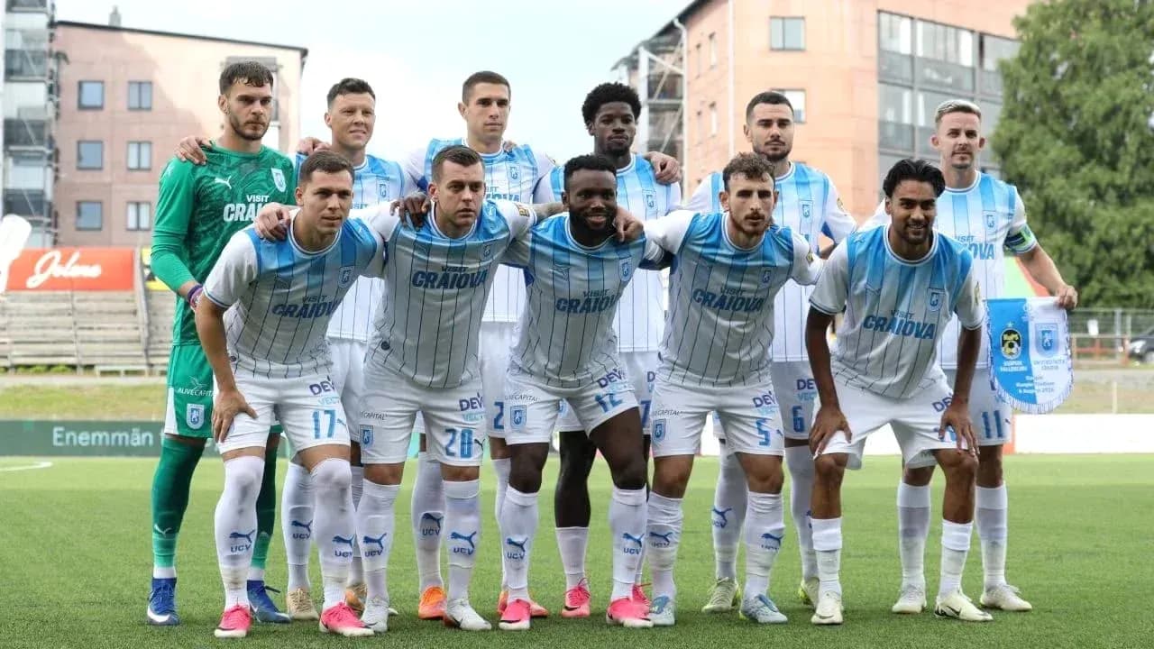 Equipo de Universitatea Craiova posando para foto Equipo de Universitatea Craiova posando para foto