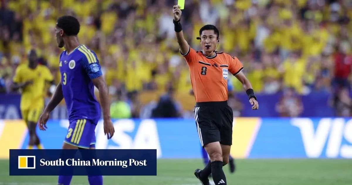 Árbitro mostrando tarjeta amarilla a jugador en partido Árbitro mostrando tarjeta amarilla a jugador en partido