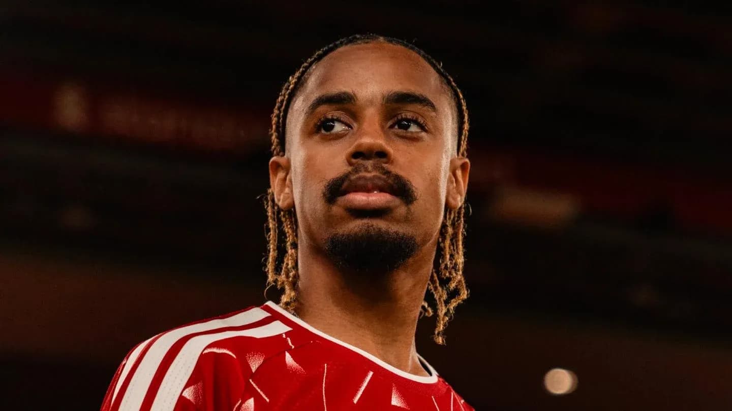 Jugador con camiseta roja mirando hacia el frente Jugador con camiseta roja mirando hacia el frente
