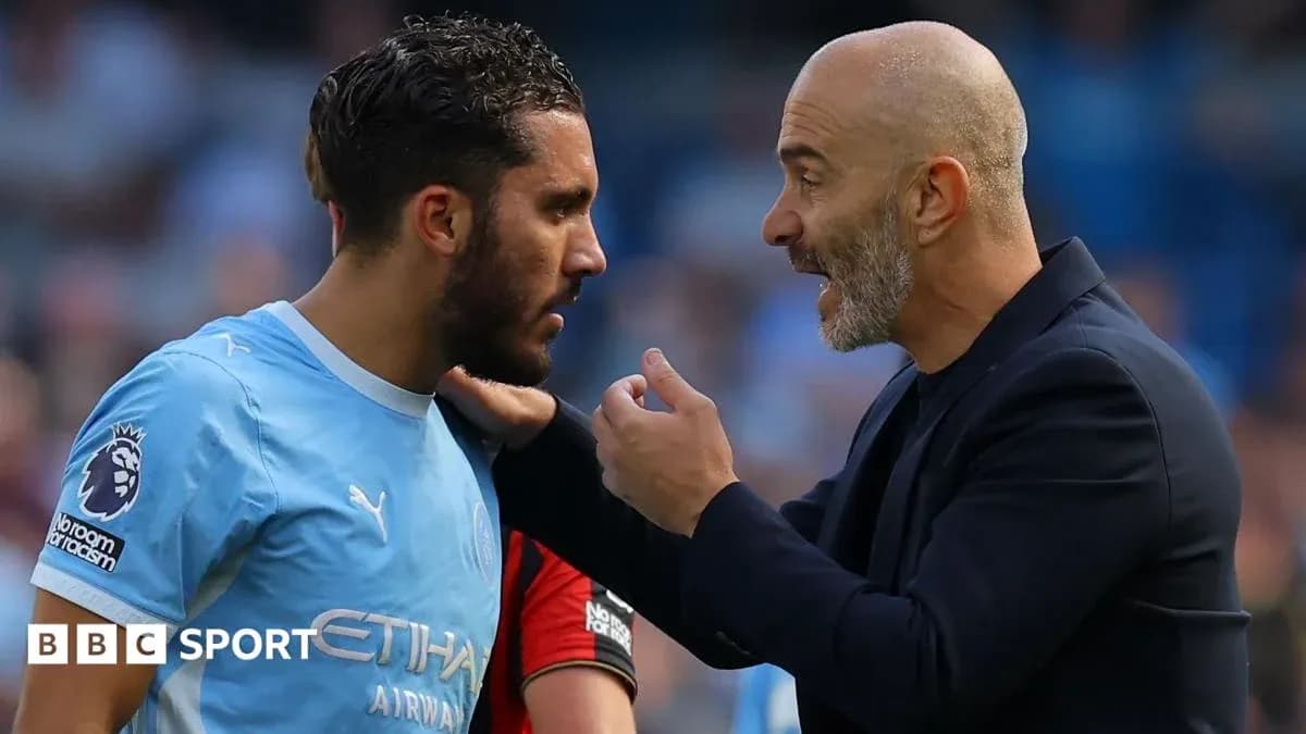 Entrenador hablando con jugador durante el partido Entrenador hablando con jugador durante el partido