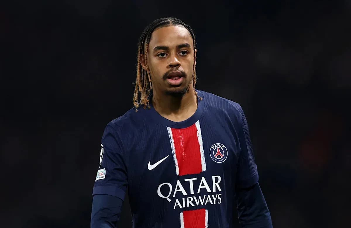 Jugador de PSG en uniforme durante el partido Jugador de PSG en uniforme durante el partido