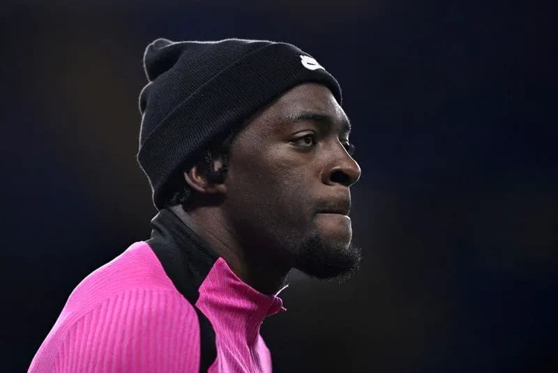 Jugador con gorro negro y camiseta rosa en la cancha Jugador con gorro negro y camiseta rosa en la cancha