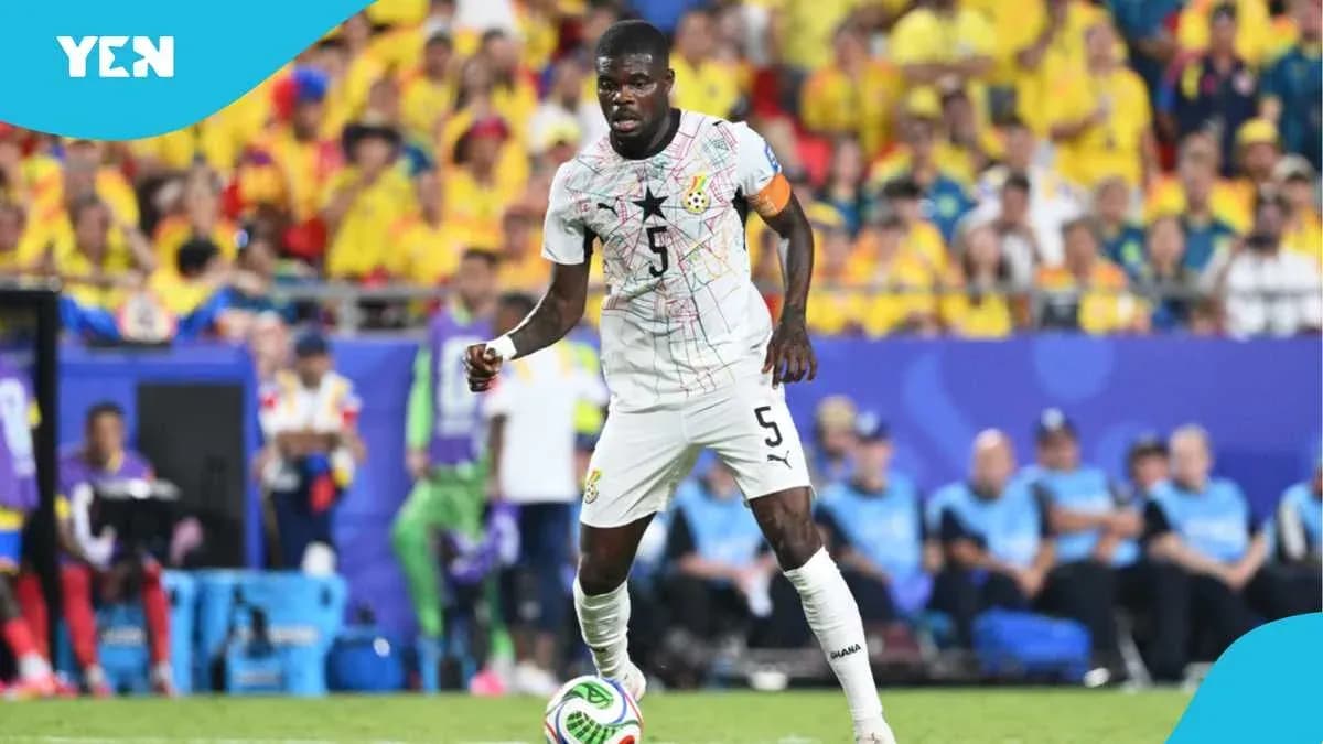 Jugador de Ghana corriendo con balón durante el partido Jugador de Ghana corriendo con balón durante el partido