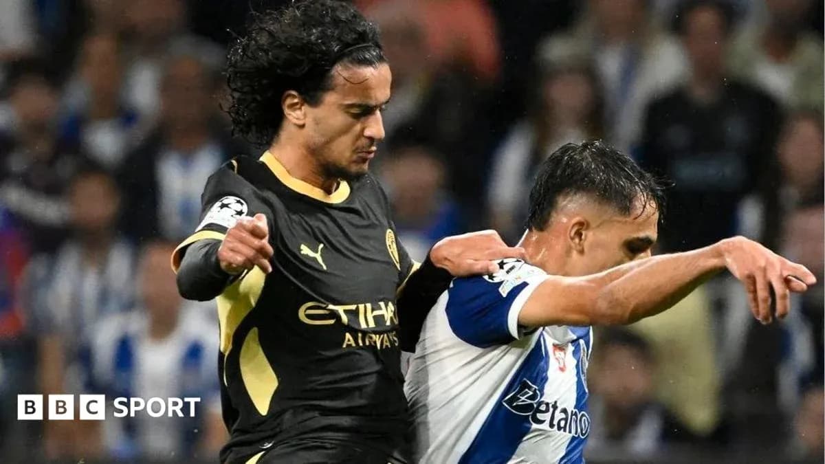 Jugadores en acción durante un partido de fútbol Jugadores en acción durante un partido de fútbol