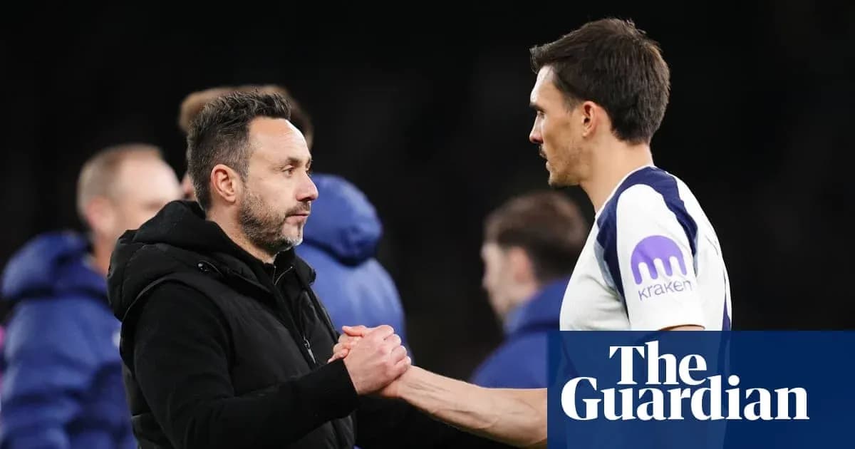 Entrenador y jugador estrechando manos tras el partido Entrenador y jugador estrechando manos tras el partido