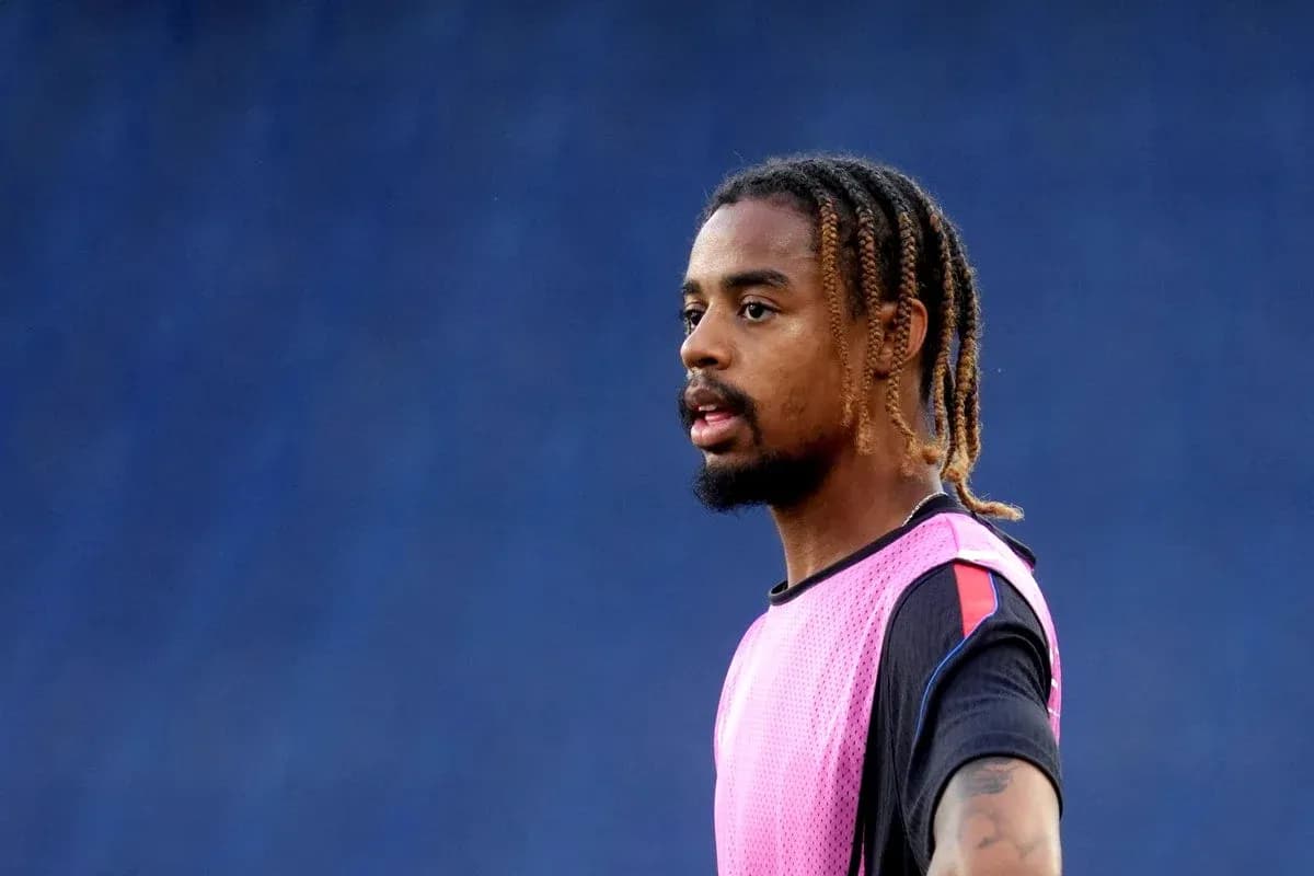 Jugador en calentamiento con camiseta de entrenamiento rosa Jugador en calentamiento con camiseta de entrenamiento rosa