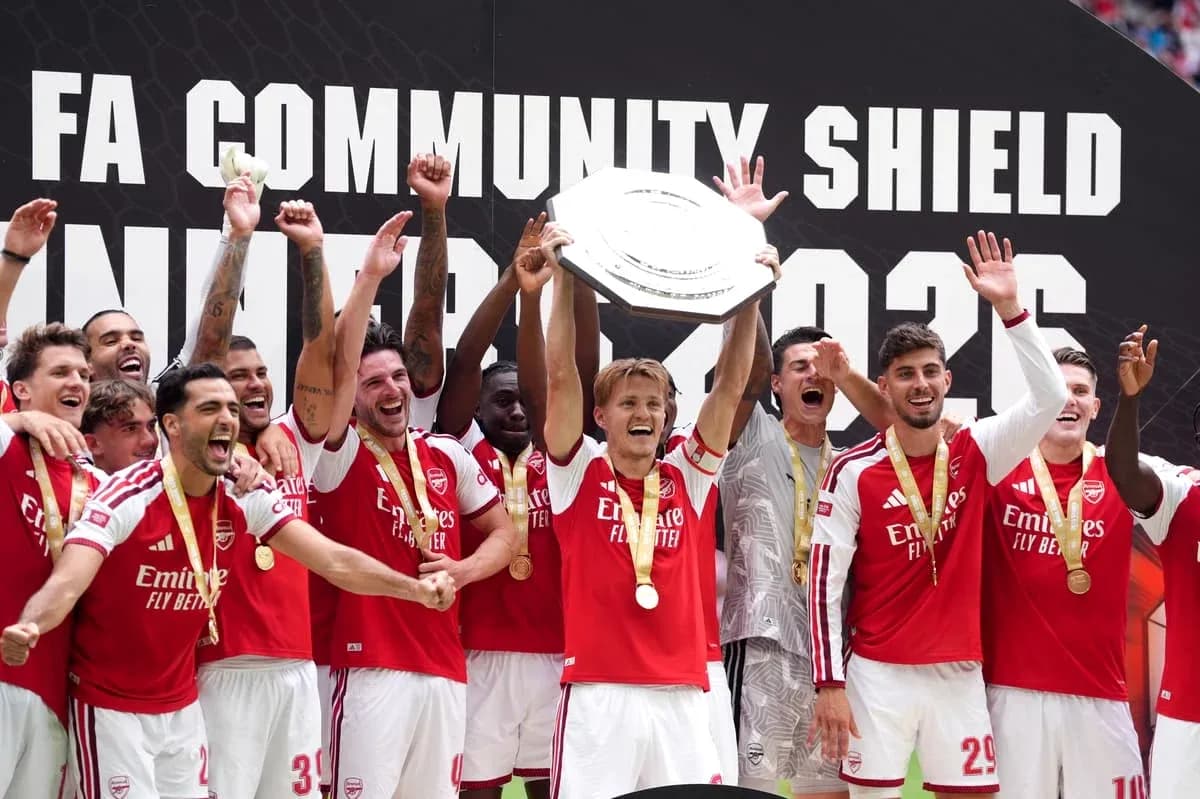 Jugadores del Arsenal celebrando el trofeo de la Community Shield Jugadores del Arsenal celebrando el trofeo de la Community Shield