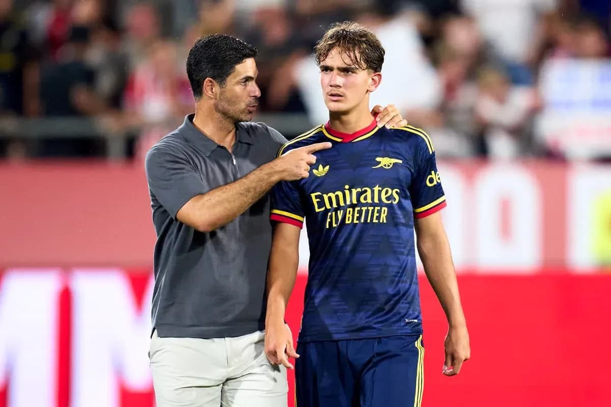 Entrenador hablando con jugador de Arsenal en el campo Entrenador hablando con jugador de Arsenal en el campo