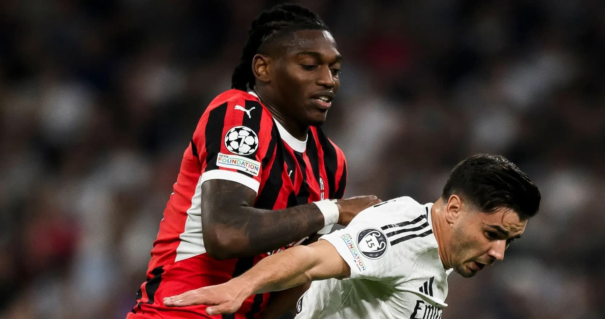 Jugador de AC Milan persiguiendo a rival de Real Madrid Jugador de AC Milan persiguiendo a rival de Real Madrid