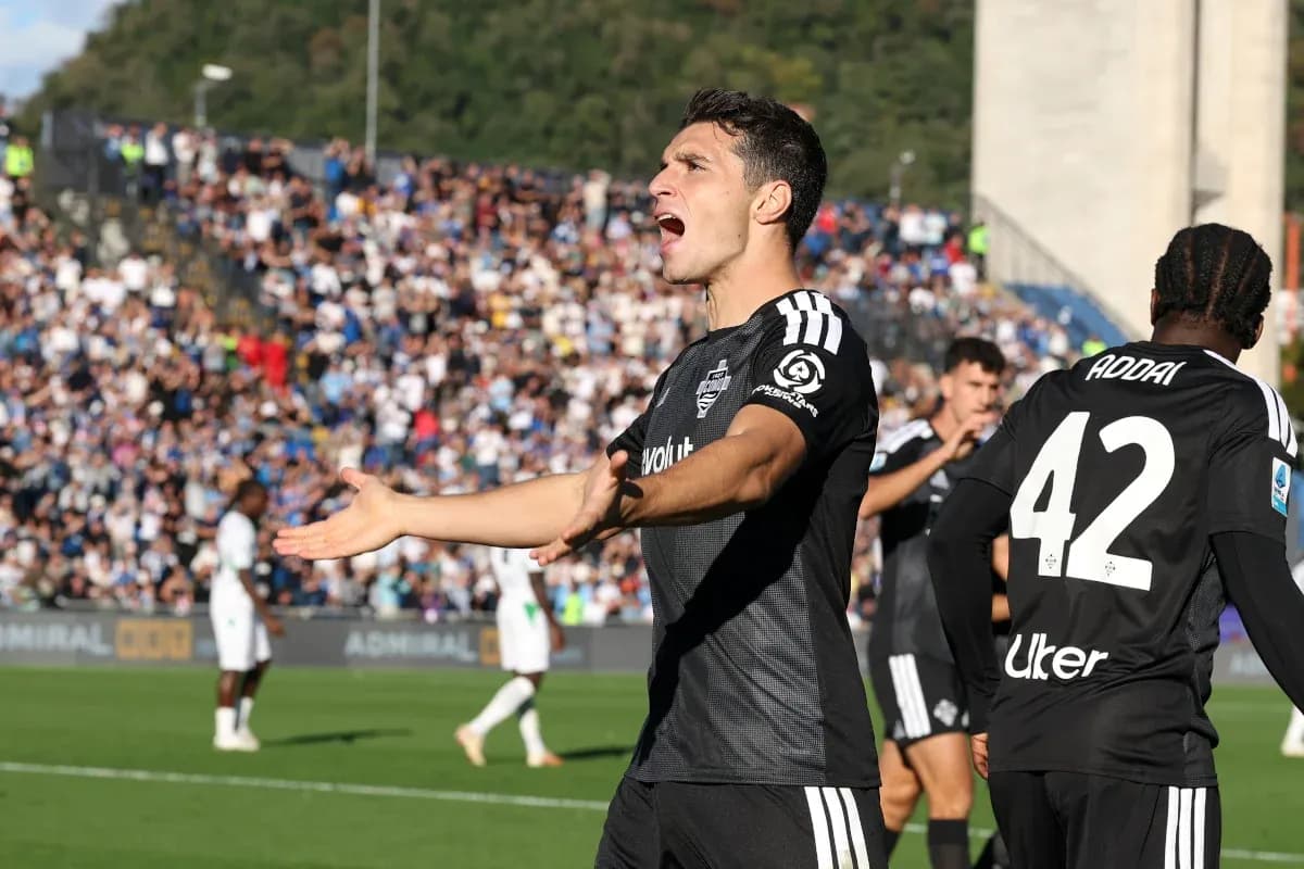 Jugador de Como celebrando con compañeros Jugador de Como celebrando con compañeros