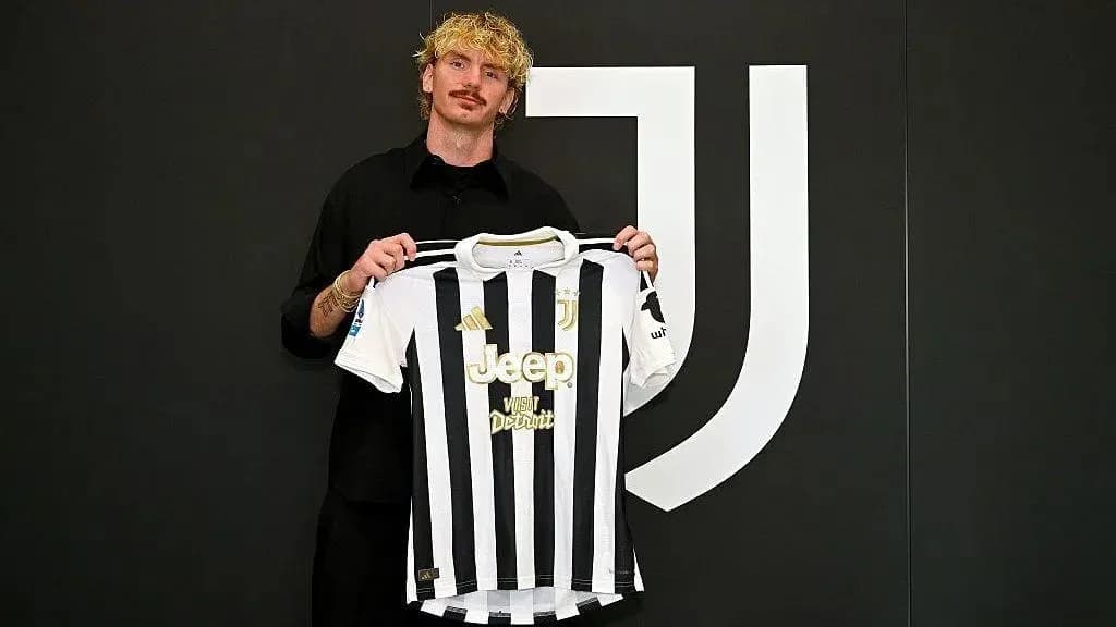 Jugador sosteniendo camiseta de Juventus en presentación Jugador sosteniendo camiseta de Juventus en presentación