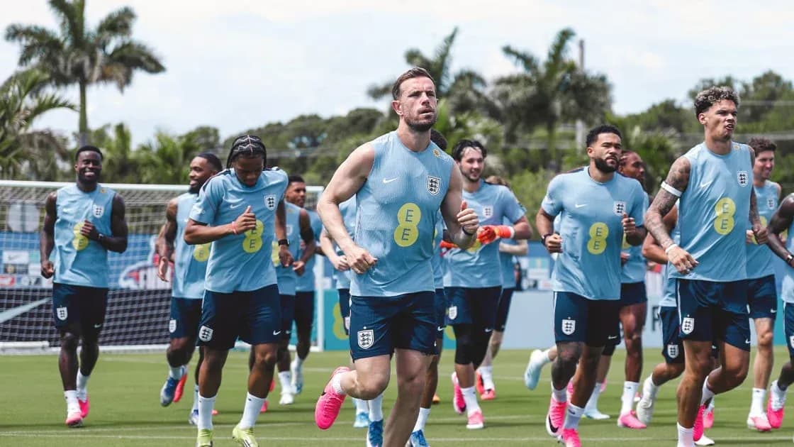Jugadores de Inglaterra corriendo en entrenamiento Jugadores de Inglaterra corriendo en entrenamiento
