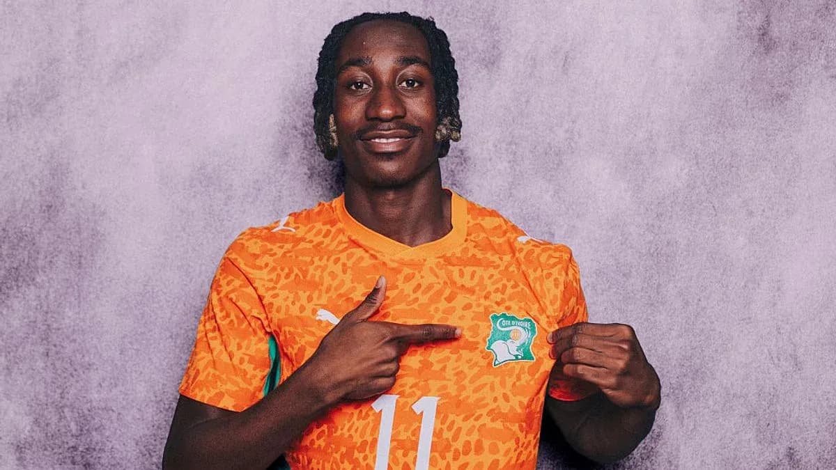 Jugador señalando el escudo de Côte d'Ivoire en camiseta Jugador señalando el escudo de Côte d'Ivoire en camiseta