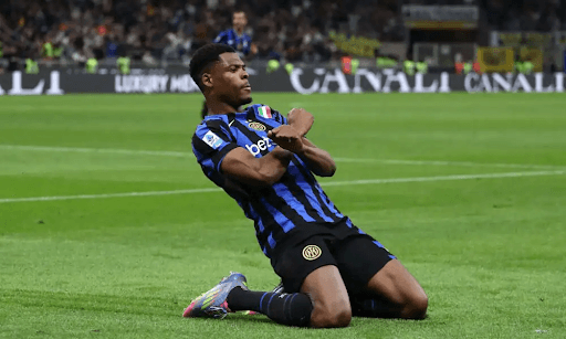 Jugador de Inter celebrando un gol en el campo Jugador de Inter celebrando un gol en el campo
