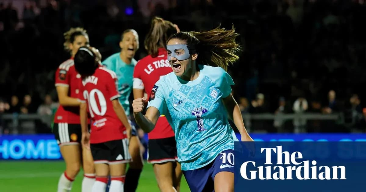 Jugadora celebrando un gol en partido femenino Jugadora celebrando un gol en partido femenino