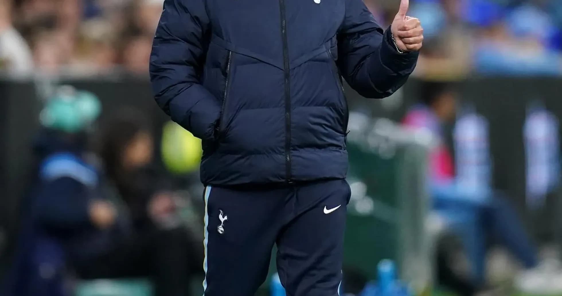 Entrenador de Tottenham dando un pulgar arriba Entrenador de Tottenham dando un pulgar arriba