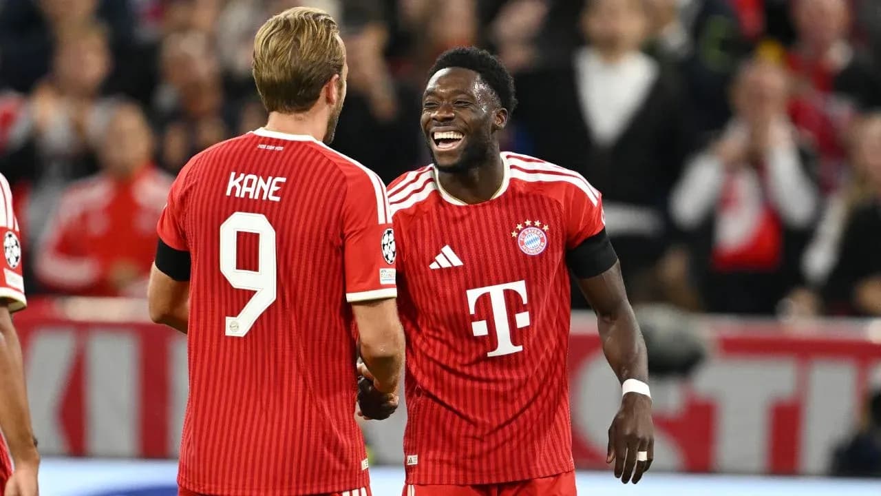 Jugadores de Bayern Múnich celebrando en el campo Jugadores de Bayern Múnich celebrando en el campo