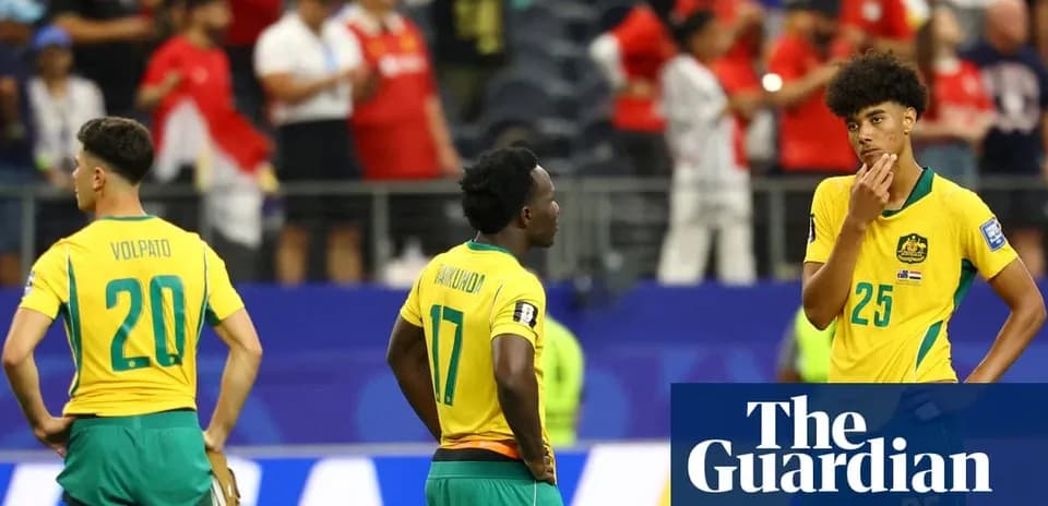 Jugadores australianos en el campo tras el partido Jugadores australianos en el campo tras el partido