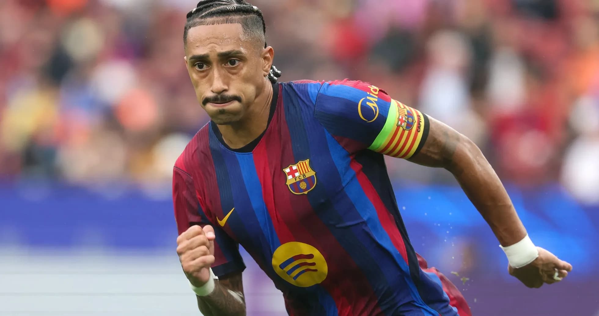 Jugador de Barcelona corriendo en el campo de fútbol Jugador de Barcelona corriendo en el campo de fútbol