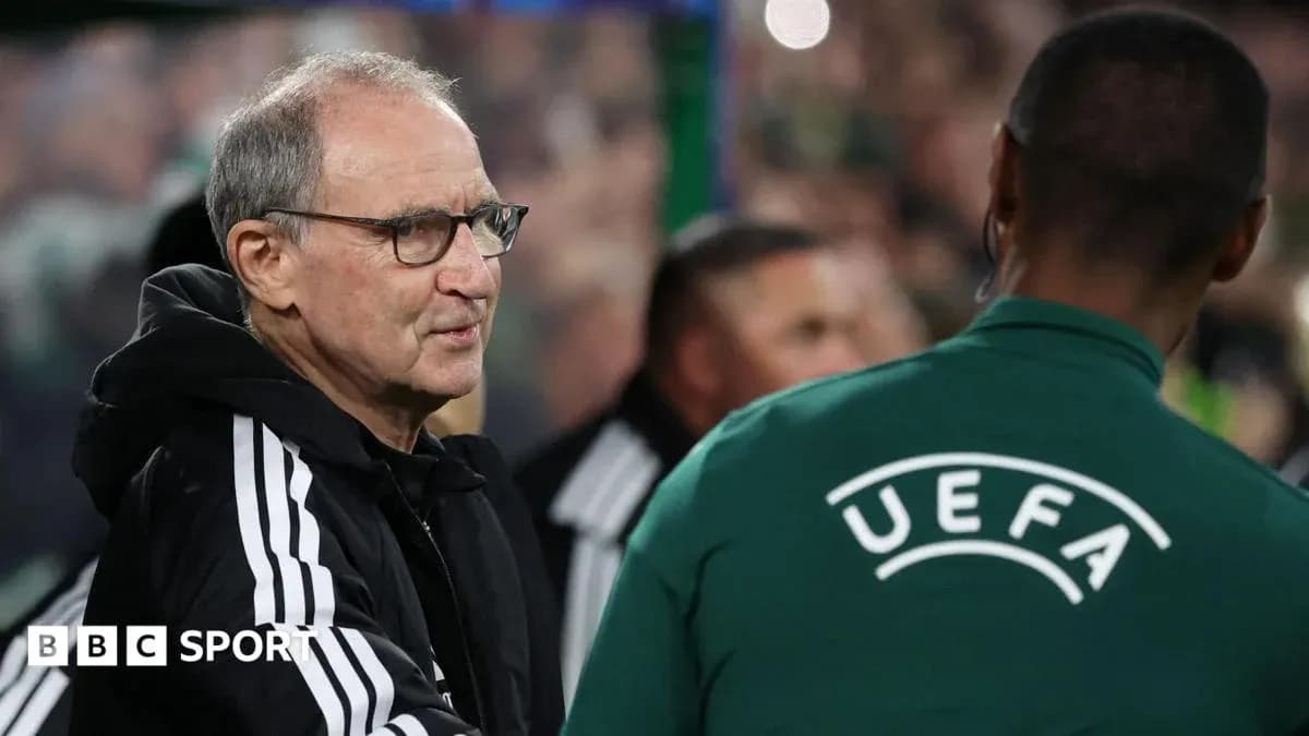 Entrenador saludando a un oficial de UEFA Entrenador saludando a un oficial de UEFA