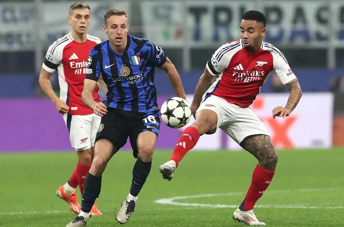 Jugadores de Inter y Arsenal compitiendo por el balón Jugadores de Inter y Arsenal compitiendo por el balón