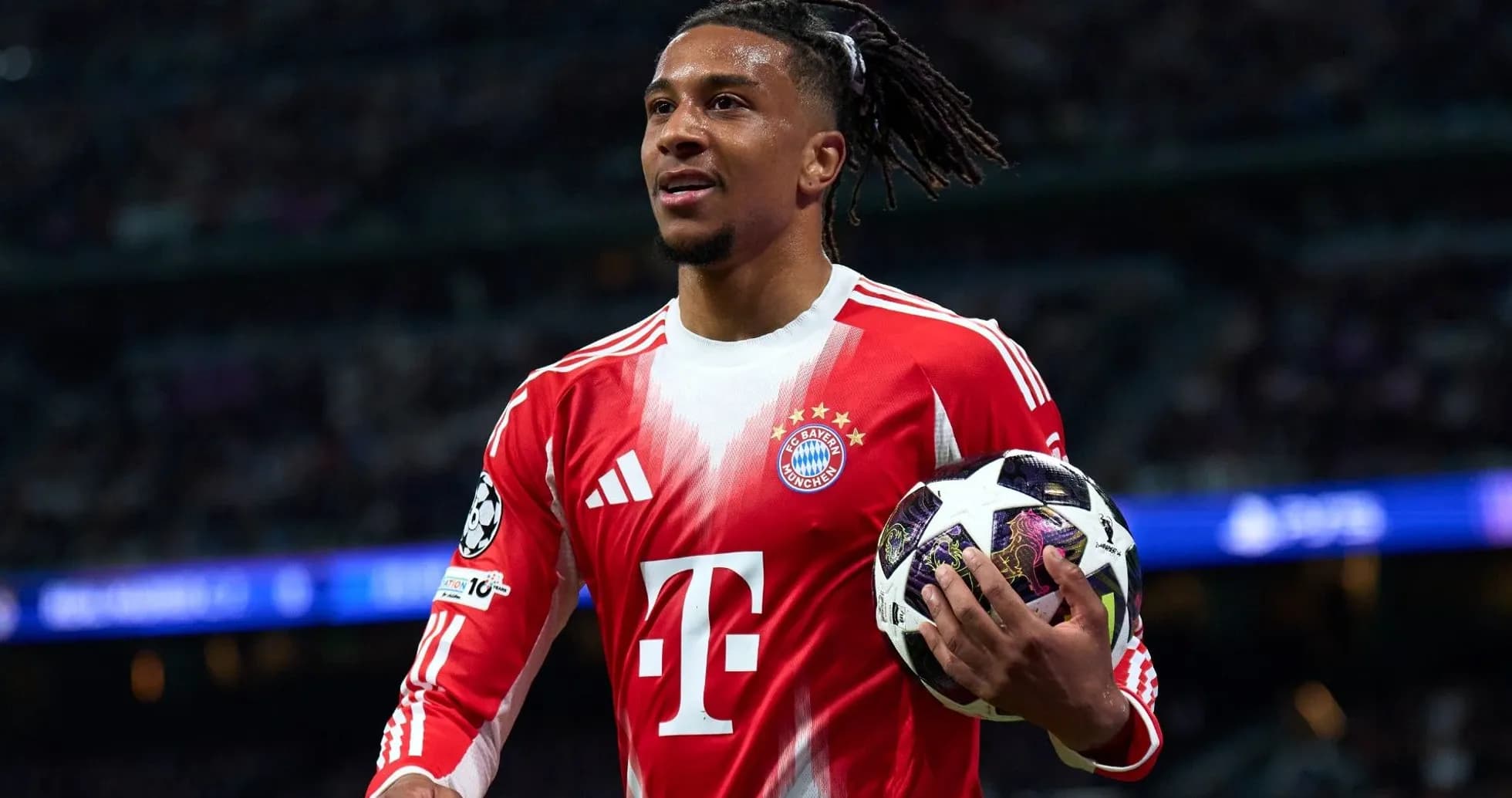 Jugador de Bayern München sosteniendo balón durante partido Jugador de Bayern München sosteniendo balón durante partido