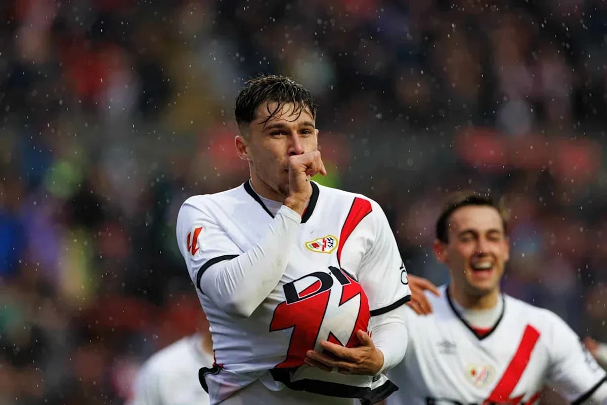 Jugador de Rayo Vallecano celebra gol con su equipo Jugador de Rayo Vallecano celebra gol con su equipo