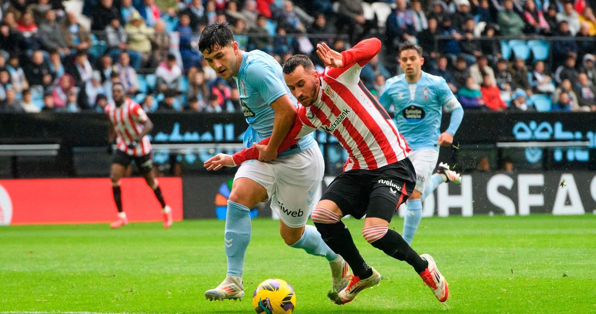 Jugador de Athletic Club luchando por el balón Jugador de Athletic Club luchando por el balón