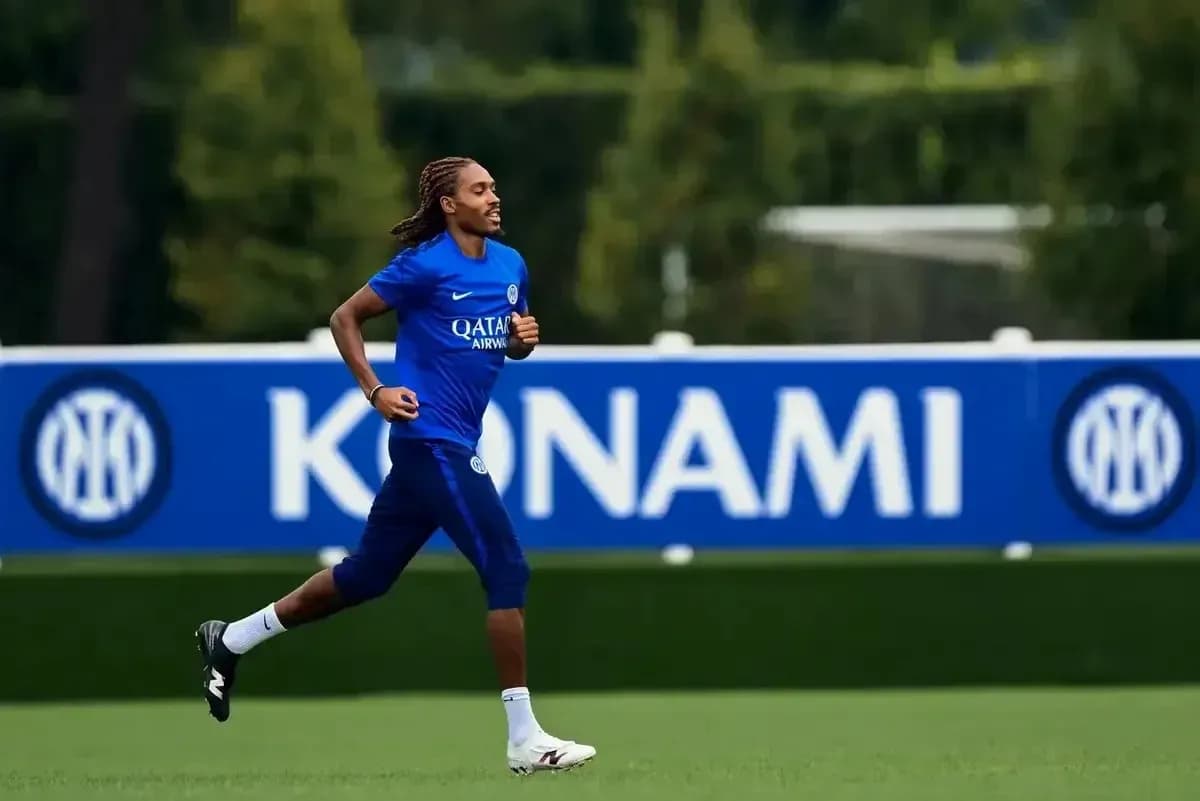 Jugador corriendo durante sesión de entrenamiento Jugador corriendo durante sesión de entrenamiento