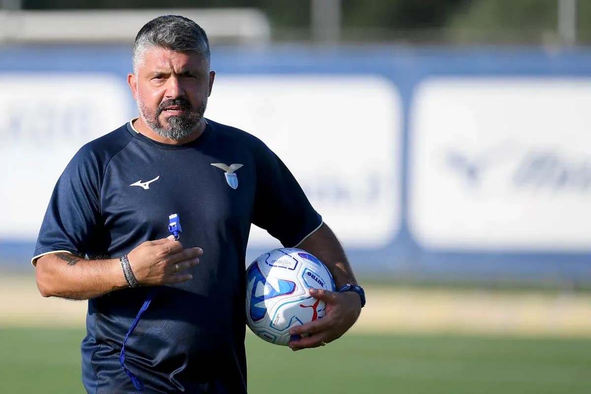 Entrenador de Lazio sosteniendo un balón en el campo Entrenador de Lazio sosteniendo un balón en el campo