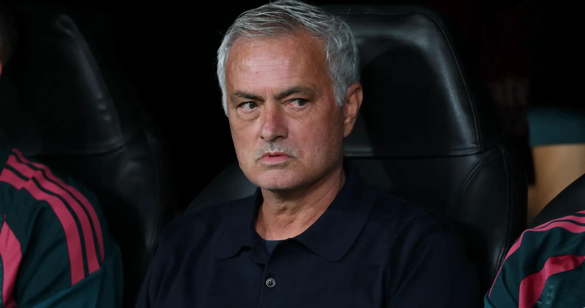 Entrenador en el banquillo durante un partido Entrenador en el banquillo durante un partido