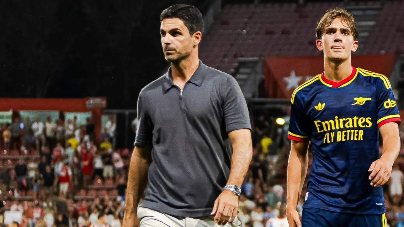 Entrenador y jugador saliendo del campo tras el partido Entrenador y jugador saliendo del campo tras el partido
