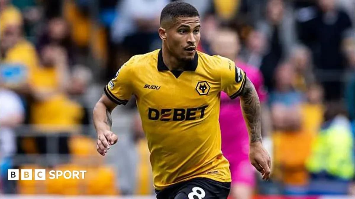 Jugador de Wolverhampton corriendo con el balón Jugador de Wolverhampton corriendo con el balón