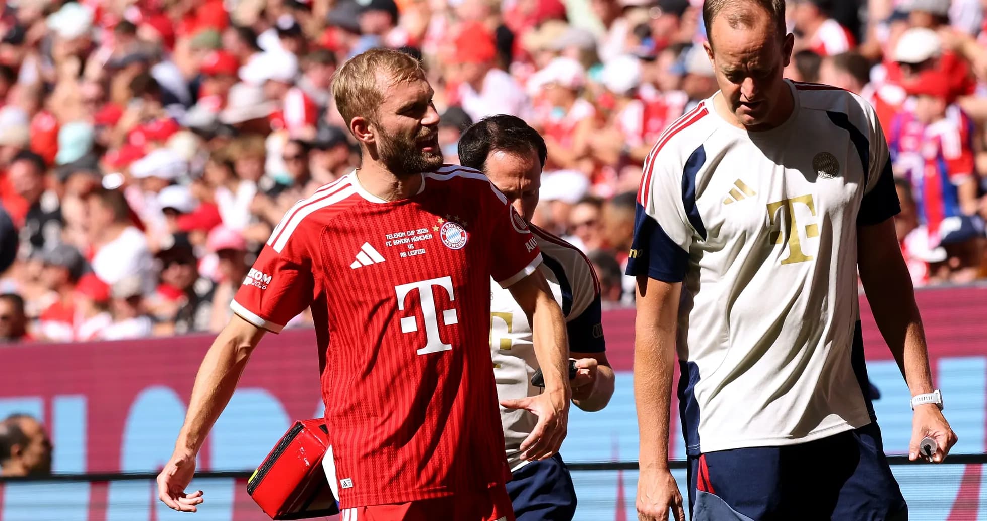 Jugador de Bayern Múnich saliendo del campo lesionado Jugador de Bayern Múnich saliendo del campo lesionado