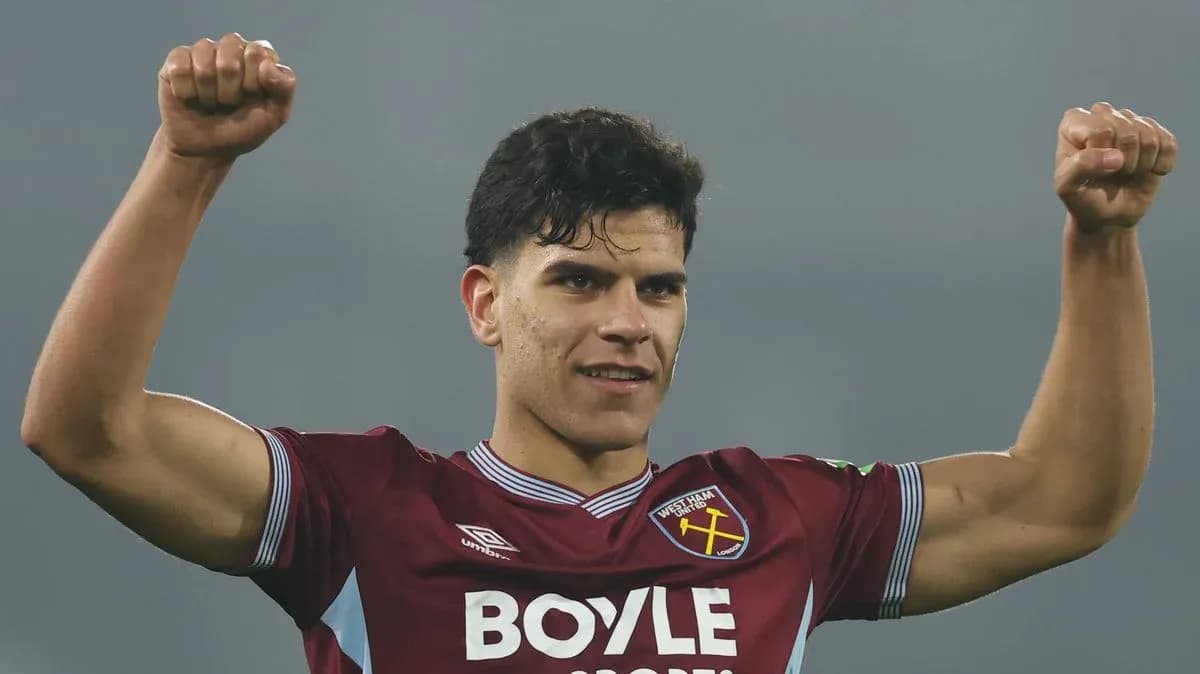 Jugador de West Ham levantando los brazos en celebración Jugador de West Ham levantando los brazos en celebración