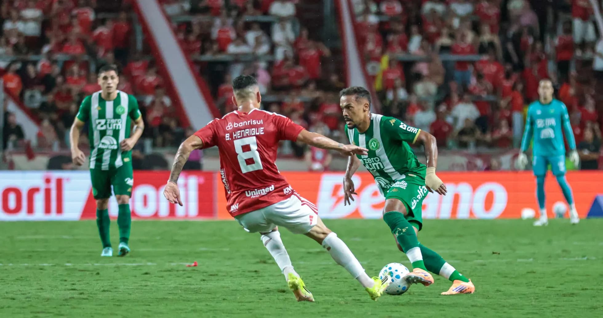 Jugadores de Atletico-MG y Chapecoense en acción Jugadores de Atletico-MG y Chapecoense en acción